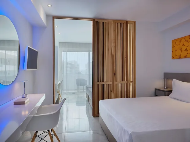 غرفة عائلية بسرير كوين وسريرين منفصلين بإطلالة على المسبح، Atlantica Sancta Napa Resort 3/6