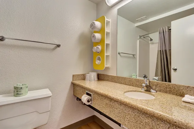 غرفة قياسية بسرير كينج، Motel6 Belmont, CA San Francisco Redwood City 9/10