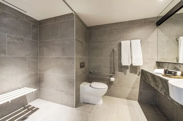 غرفة غراند بسرير كينج لذوي الإعاقة، The Grand by SkyCity 2/3