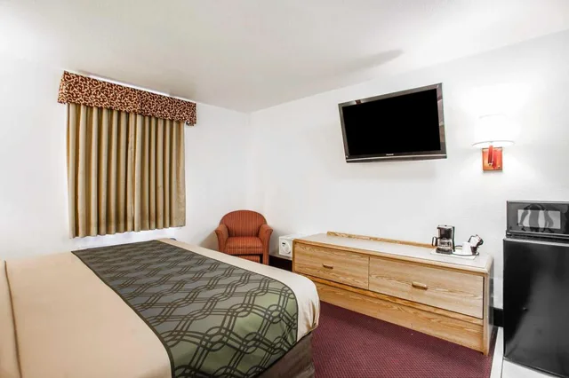 غرفة بسرير كينج للمدخنين، Econo Lodge Truman Inn 5/9