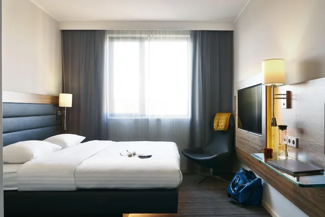 غرفة بسرير مزدوج، Moxy Edinburgh Airport 2/3
