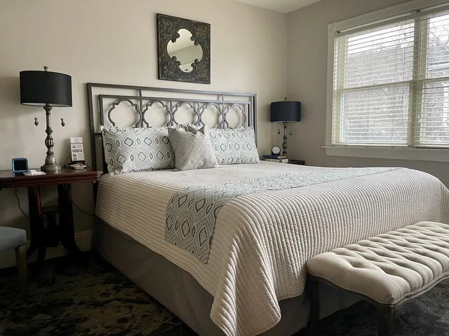 Courtne, King Bed، Mccall House Bed And Breakfast 2/4