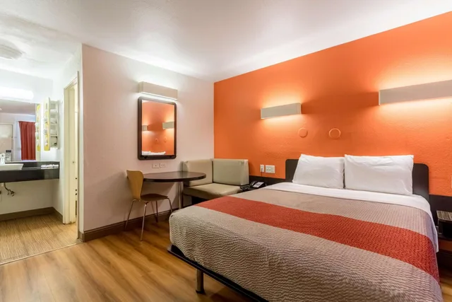 غرفة بسرير كوين للمدخنين، Motel6 Garland, TX - Dallas 2/10