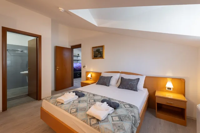 Royal, King Bed, Sofa, Hotel Villa Fontana 1/4