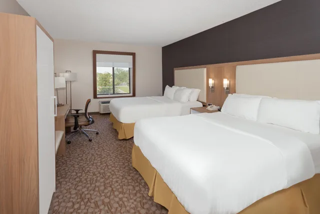 غرفة بسريرين كوين، Holiday Inn Express Hotel And Suites Dayton West Brookville 1/3