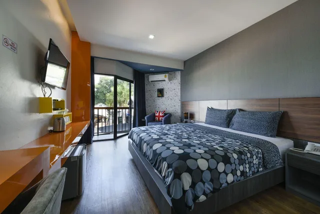 غرفة قياسية بسرير مزدوج وسريرين منفصلين، The Loft Seaside Sriracha Hotel 1/3