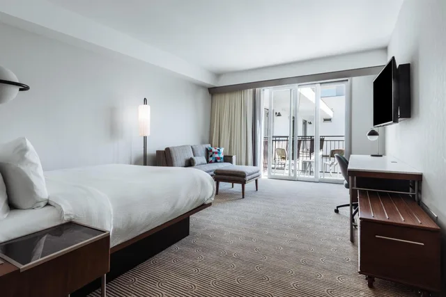 غرفة بسرير كينج بإطلالة على المسبح بشرفة، Courtyard by Marriott Santa Barbara Downtown 5/10