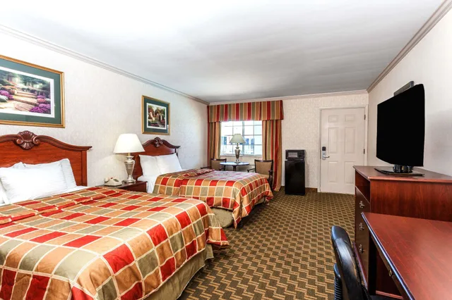 غرفة بسريرين مزدوجين لذوي الإعاقة، Days Inn & Suites By Wyndham Roseville/Detroit Area 1/5
