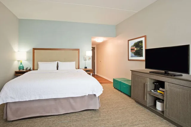 Executive, King Bed, Hampton Inn & Suites North Huntingdon-Irwin 1/4
