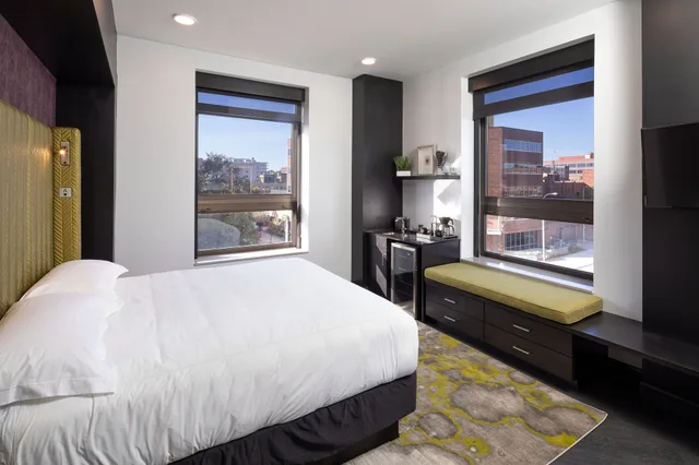 غرفة بسرير كينج بإطلالة على المدينة، Hotel On Phillips 1/3