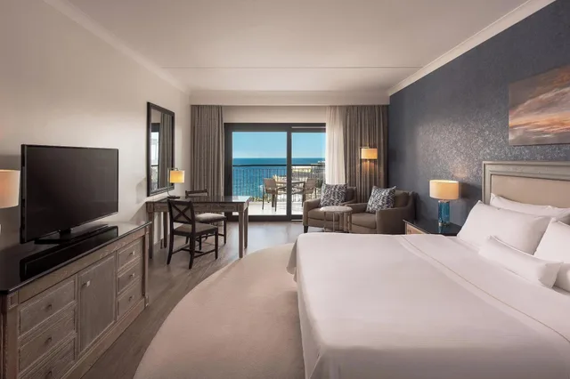 غرفة ديلوكس بسرير مزدوج بإطلالة على البحر بشرفة، The Westin Dragonara Resort Malta 1/5