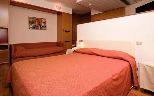 غرفة قياسية ثلاثية بسرير مزدوج وسرير فردي، GRAND HOTEL PRESIDENT 1/1