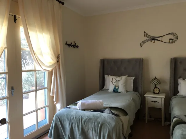 غرفة بسرير كوين وسريرين منفصلين بإطلالة على الحديقة بشرفة بغرفتي نوم، Villa Provence 3/10