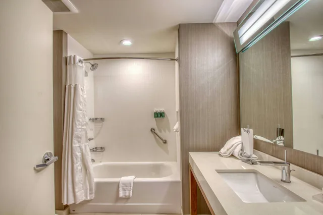 غرفة بسريرين كوين، Courtyard Fargo 3/3