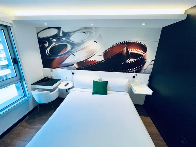 Standard Double Bed, Ibis Styles Montevideo Biarritz 4/10