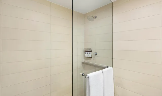 غرفة بسرير كينج بإطلالة على المرفأ في طابق مرتفع، HYATT REGENCY SYDNEY 5/8