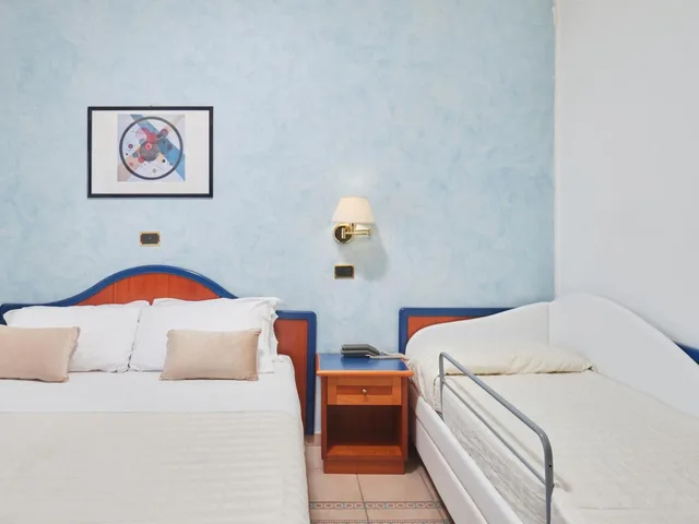 Deluxe, Triple, Lateral Side Sea View، Hotel Ascot 3/5