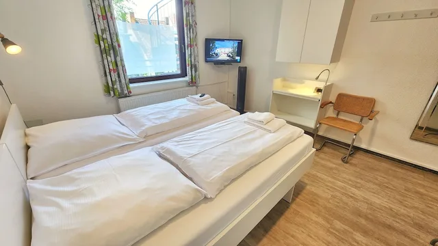 Apartment, Twin Beds, Marion Weber House 5/10