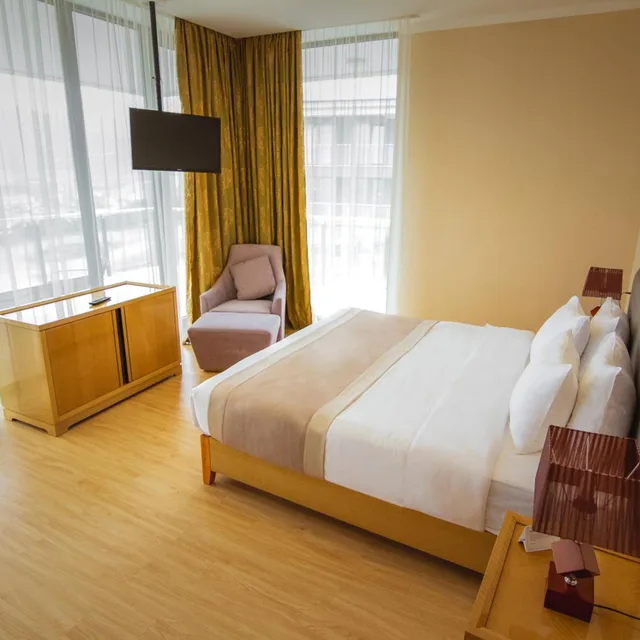 جناح بشرفة، Lisi Hills Hotel 7/10