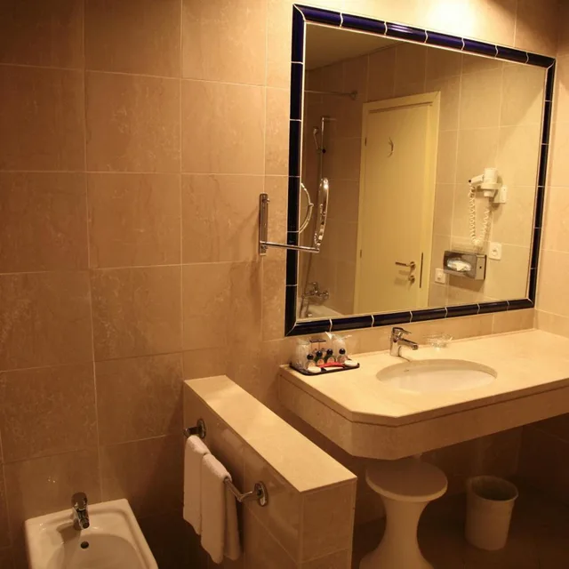 غرفة ثلاثية بشرفة مع أريكة، Hotel De La Paix 2/5