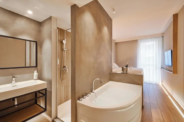 غرفة ديلوكس بسرير مزدوج بجاكوزي، Barcelona Century Hotel 2/2