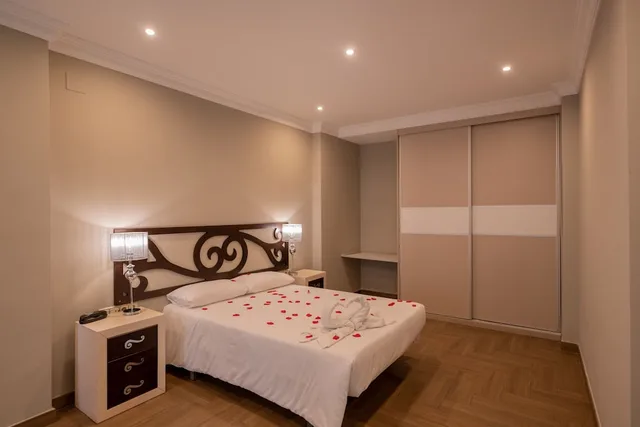 غرفة ديلوكس بسرير كوين، Hotel Monasterio Granada - Adults Only 2/4