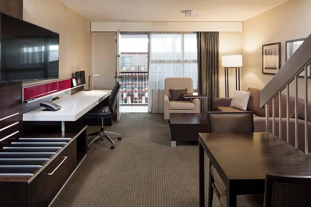 جناح كلوب بسرير مزدوج بغرفة نوم واحدة، Delta Hotels By Marriott Calgary South 3/5