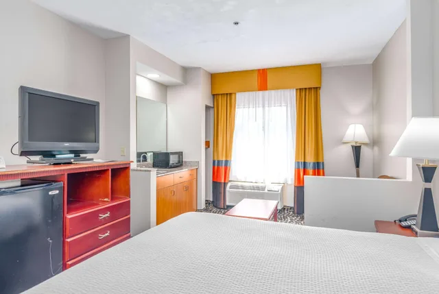 جناح بسرير كينج، Days Inn & Suites by Wyndham Prattville-Montgomery 2/3