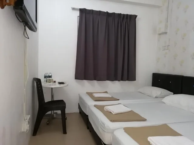 غرفة ديلوكس ثلاثية بسرير كوين وسرير فردي، Rasa Motel 1/3
