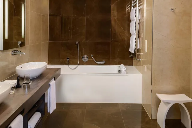 غرفة ديلوكس بسرير كينج بإطلالة على البحيرة، Lausanne Palace And Spa 7/10