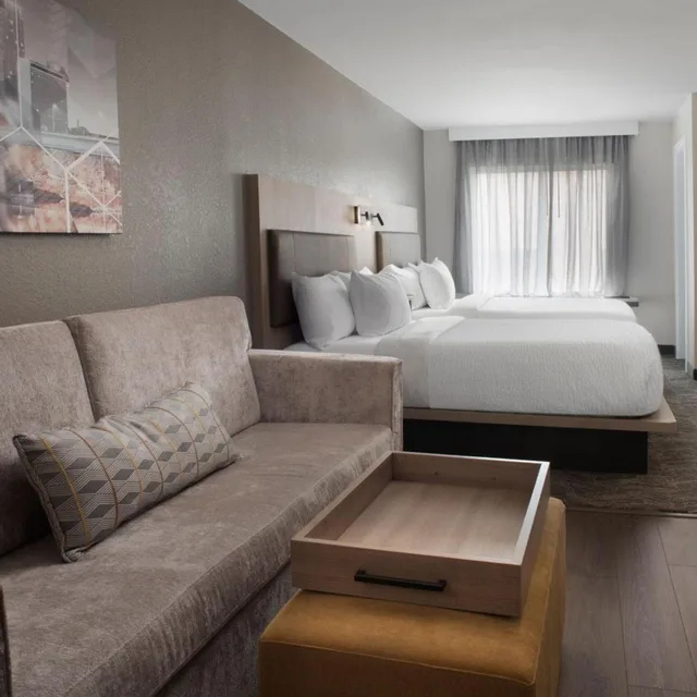 جناح بسريرين كوين مع أريكة بحوض استحمام لذوي الإعاقة، Springhill Suites Marriott Little Rock West 1/5