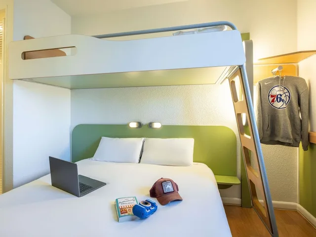 غرفة بسرير مزدوج وسرير بطابقين، Ibis Budget Brussels South Ruisbroek 3/6