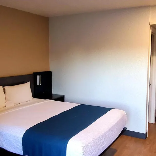 1 Queen Bed - Micfridge, Smoking، Motel6 Palmdale, CA 5/10