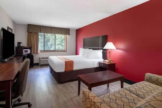 غرفة بسرير كينج، Travelodge by Wyndham Merrill 2/8