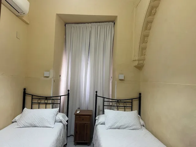 غرفة بسريرين منفصلين بحمام مشترك، Pension Catedral 3/10