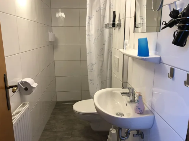 غرفة بسريرين منفصلين، Messezimmer4u Nordparksiedlung 1/2