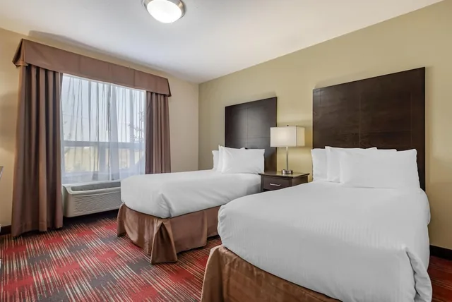 جناح بسرير كينج وسريرين منفصلين مع أريكة، Best Western Plus Red Deer Inn and Suites 1/7
