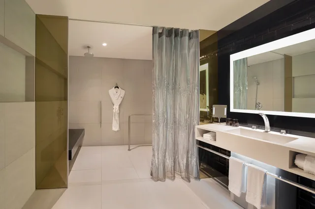 غرفة بريميير ركنية بسريرين كوين، W Bangkok Hotel 4/5