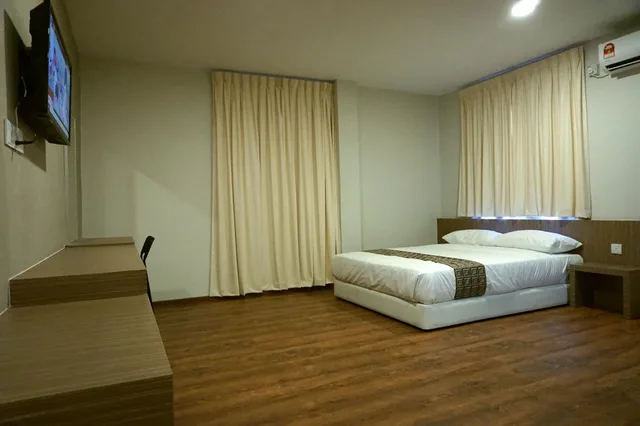 جناح بسرير كوين، Yew Hotel 1/1