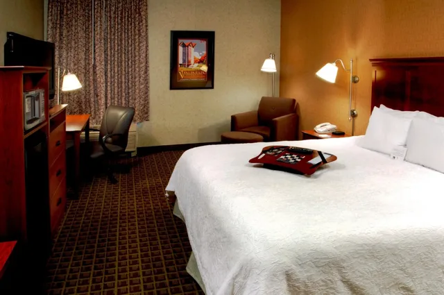 غرفة بسرير كينج بحوض استحمام لذوي الإعاقة، Hampton Inn & Suites Valparaiso 4/7