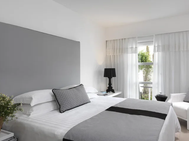 غرفة بريميوم ثلاثية بسرير كينج، Aressana Spa Hotel and Suites 1/10