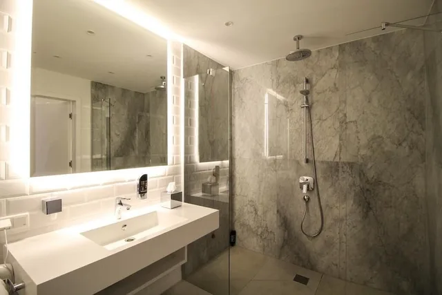 جناح بزنس بسرير مزدوج بغرفة نوم واحدة مع أريكة، H24 Hotel Berlin Lichtenberg 6/8