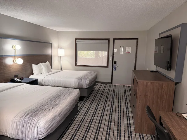 Room, 2 Queen Beds, Pool Side، AmericInn by Wyndham Appleton Downtown 10/10