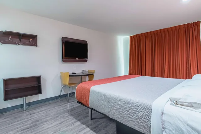 Room, King Bed, Motel6 Barstow, CA - Route 66 2/10