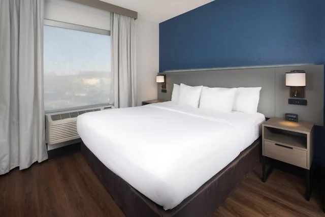 جناح بسرير كينج مع أريكة لذوي الإعاقة، Comfort Suites Outlet Center 3/10