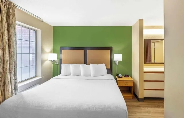 غرفة بسرير كينج بمطبخ، Studio 6 Extended Stay Milwaukee Brookfield WI 2/10