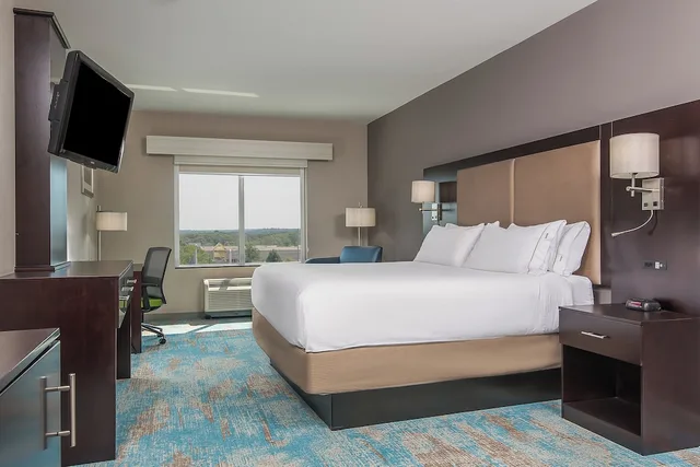 Feature, Standard, King Bed، Holiday Inn Express and Suites Norwood Boston Area 1/2