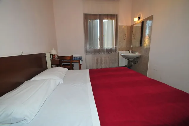 غرفة أساسية بسريرين منفصلين بحمام مشترك، Locanda Sant'anna 3/3