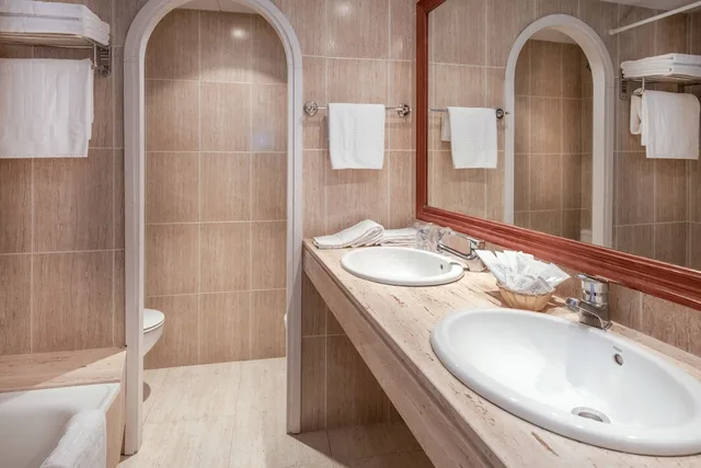غرفة بسرير كوين وسرير فردي بشرفة، GHT Neptuno Venus & Spa 8/10