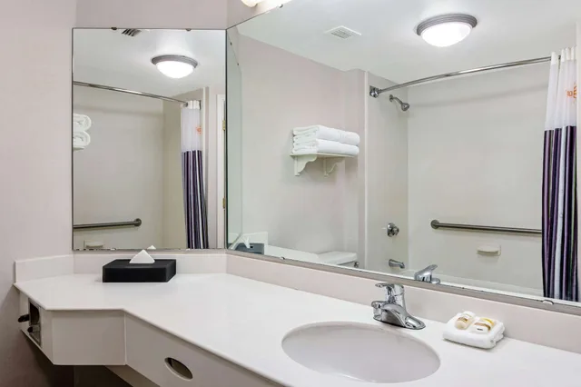 غرفة بسرير كينج بحوض استحمام لذوي الإعاقة، La Quinta Inn Suites Macon 3/3